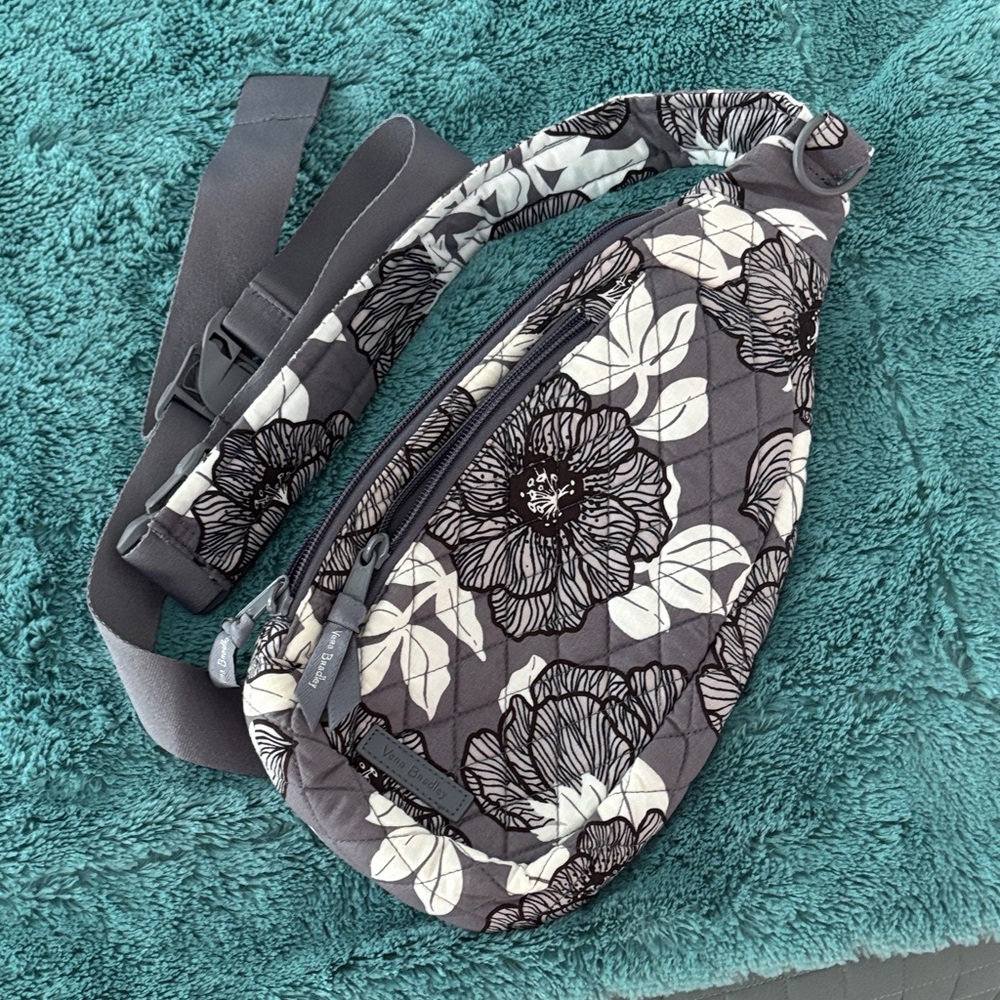 Vera Bradley Essential Compact sling bag